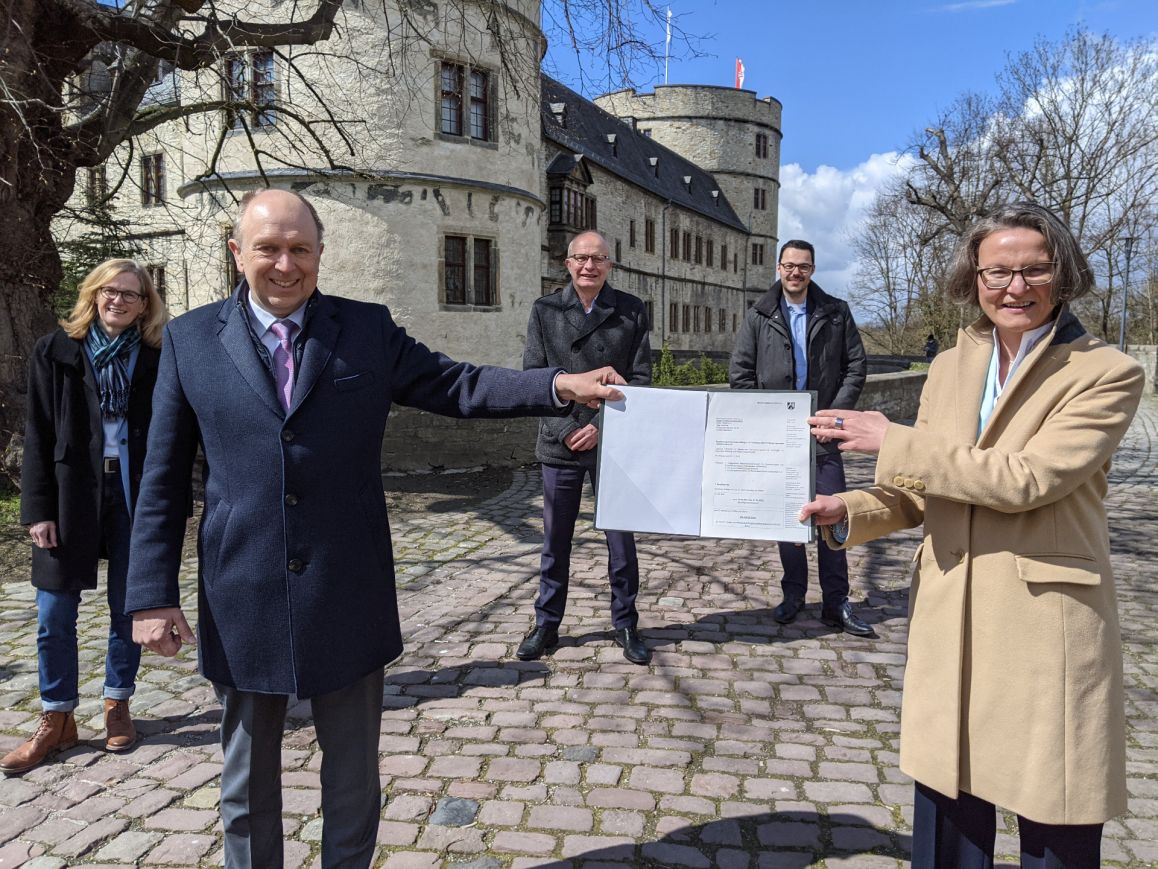 Setzen zum 3D-Höhenflug an (v.l.n.r.): Kirsten John-Stucke (Leiterin Kreismuseum Wewelsburg), Landrat Christoph Rüther (Kreis Paderborn), Frau Ministerin Scharrenbach (Ministerium für Heimat, Kommunales, Bau und Gleichstellung des Landes Nordrhein-Westfalen), Bernhard Hoppe-Biermeyer (Landtagsabgeordneter NRW) und Peter Wibbe (Zentrale Dienste, Büro des Kreistages)